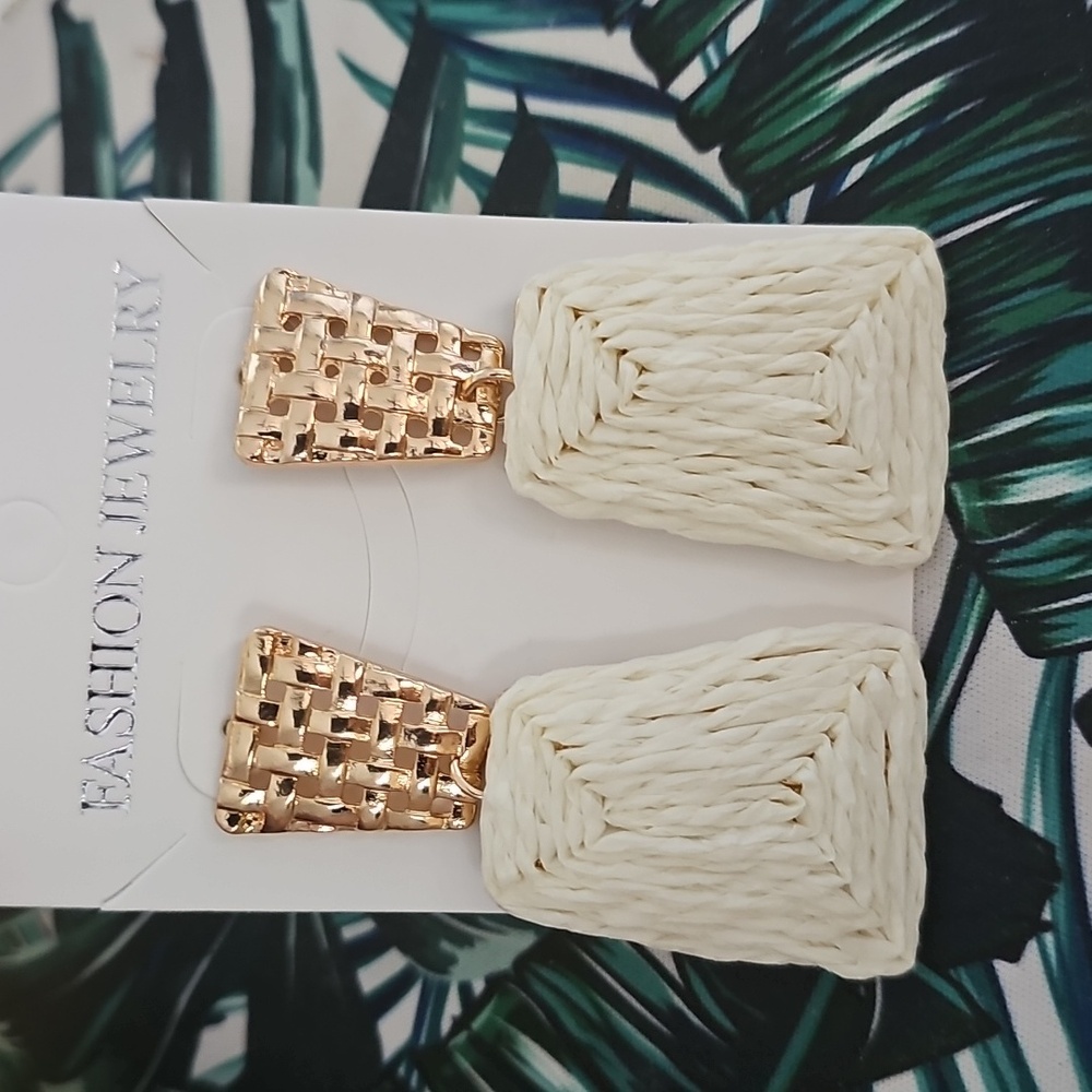 Elegant Gold and Cream Woven Earrings - Picture 3 of 3